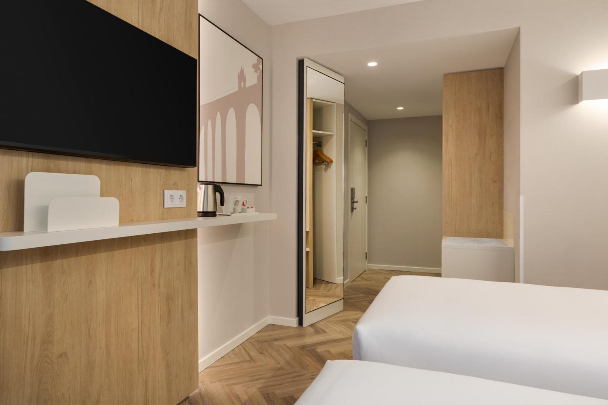 Express By Ihg Hotel 3*